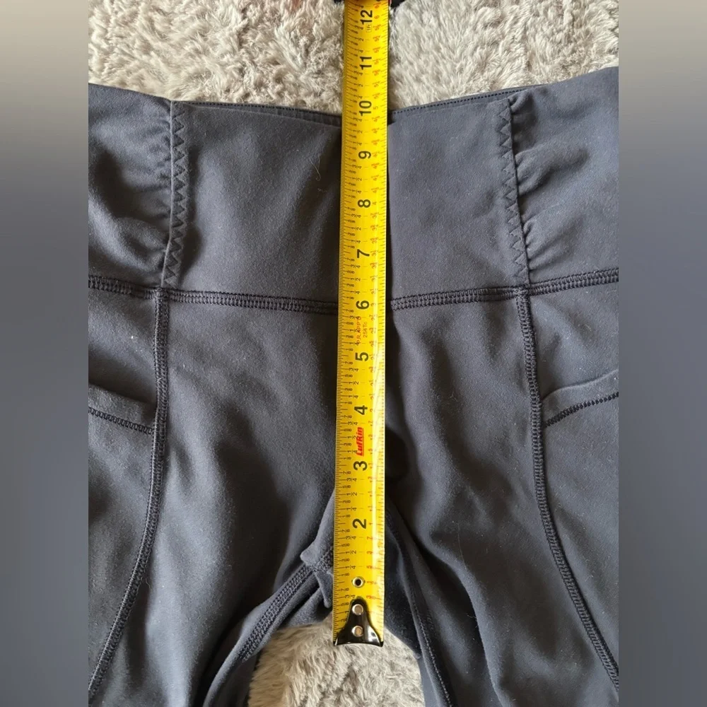 LULULEMON Women's Nothing to Hide Rouched Cropped Navy Leggings Size 4